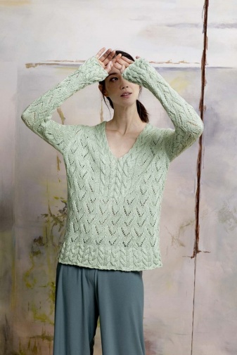 Pullover mit V-Ausschnitt im Zopfmuster aus Liza 