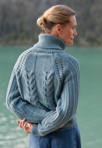 Pullover mit Zopfmuster aus Alta Moda Alpaca 81 - helles Jeansblau | 40/42 (600g)
